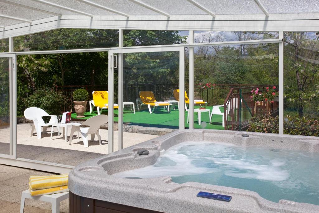 Logis Hotel Restaurant Les Cedres Joyeuse Zewnętrze zdjęcie